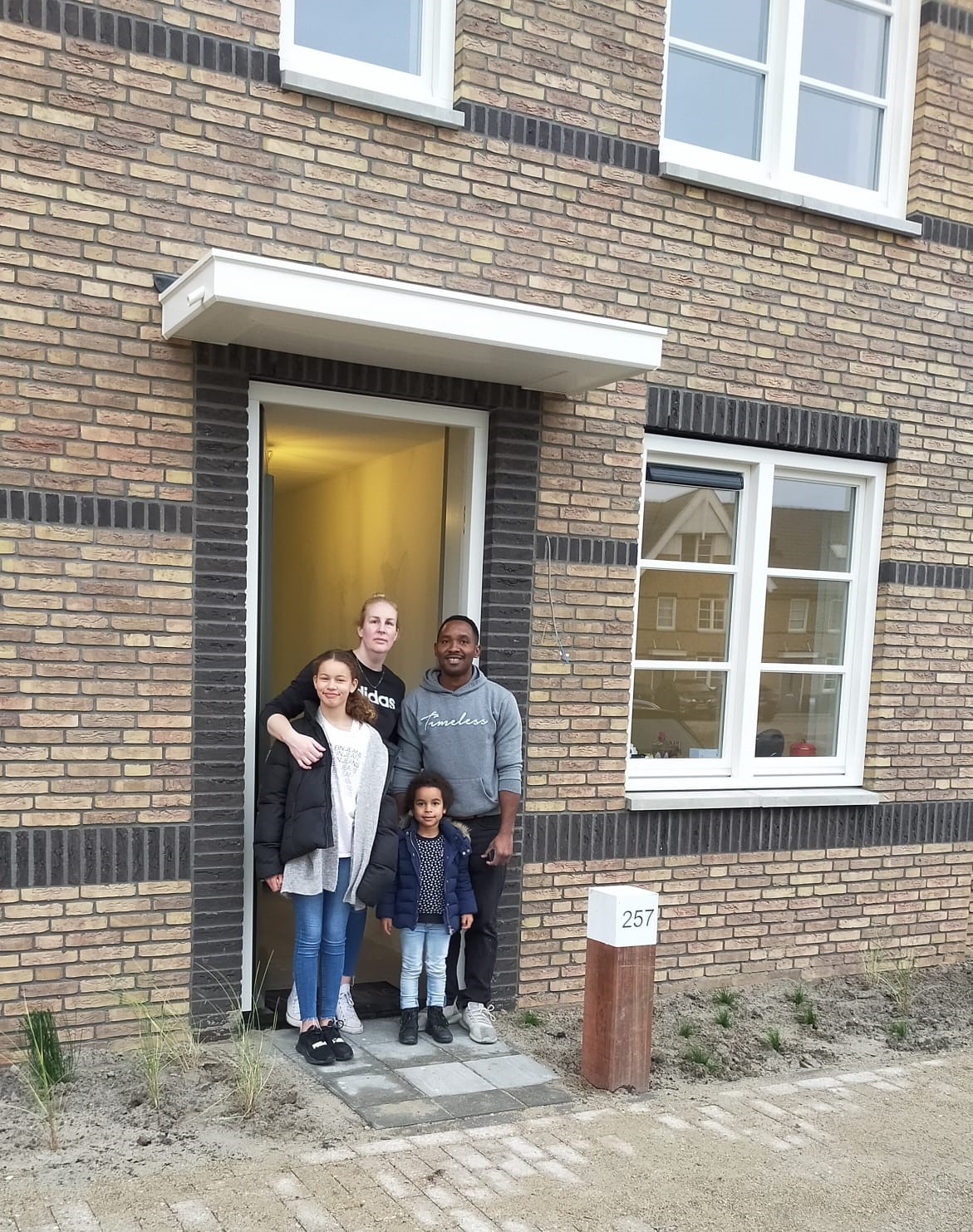 Roshanna en haar gezin bij hun nieuwe middensegment huurwoning